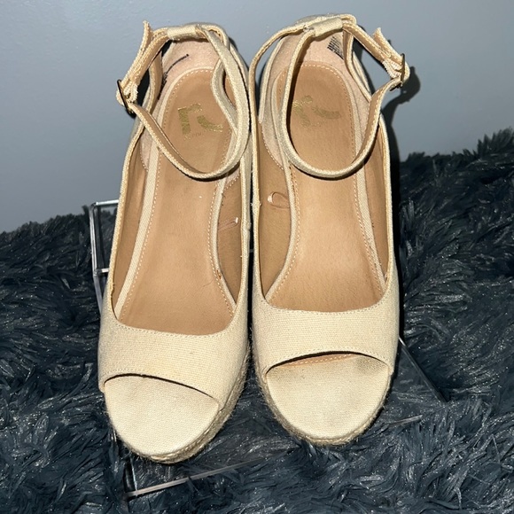 Cream color wedges size 8.5 - Picture 2 of 5